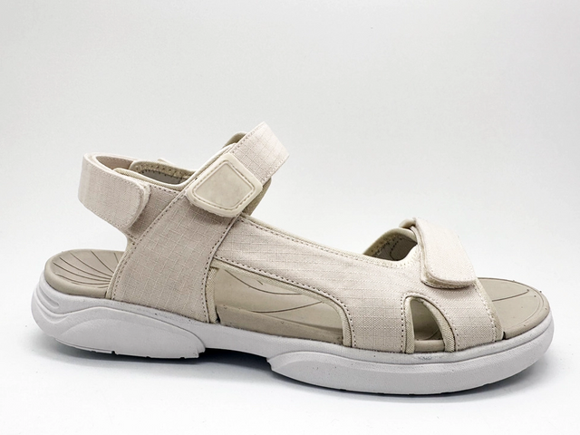 Anti-Rutsch-Design erhöht die Reibung und verhindert ein Verrutschen. Bequeme Kindersandalen 
