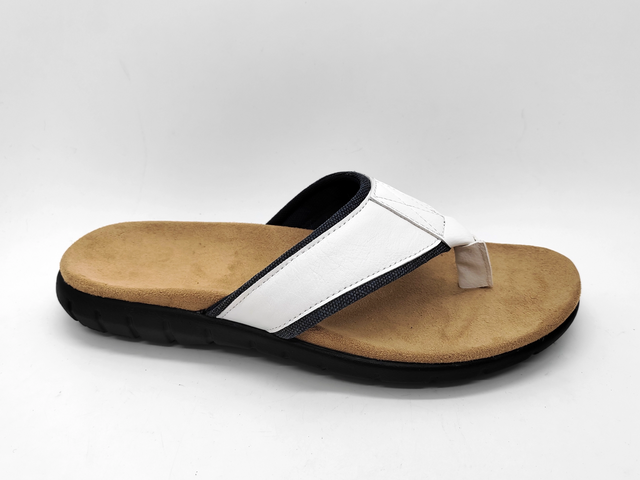 Weiße, bequeme, frische Herrensandalen mit visuellem Effekt