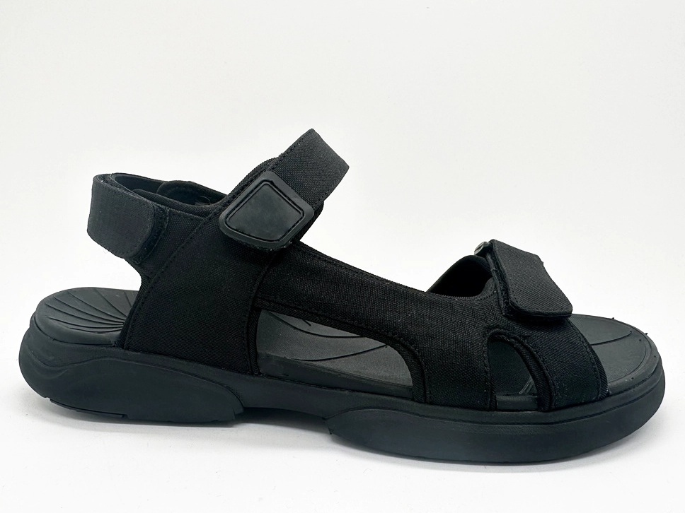Anti-Rutsch-Design erhöht die Reibung und verhindert ein Verrutschen. Bequeme Kindersandalen 