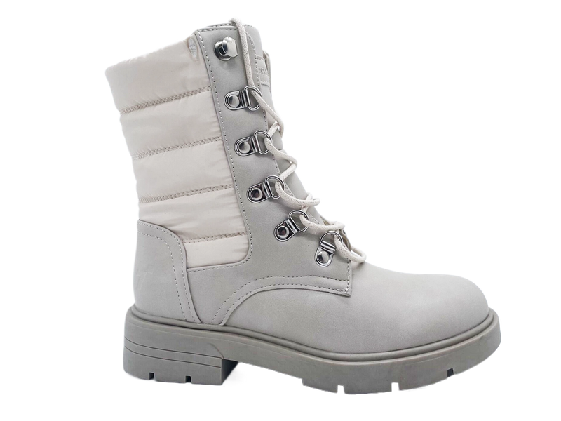 Lebendiger, jugendlicher, gemütlicher, faszinierender Mädchenstiefel
