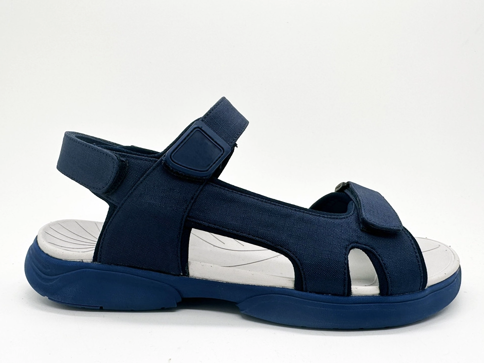 Anti-Rutsch-Design erhöht die Reibung und verhindert ein Verrutschen. Bequeme Kindersandalen 